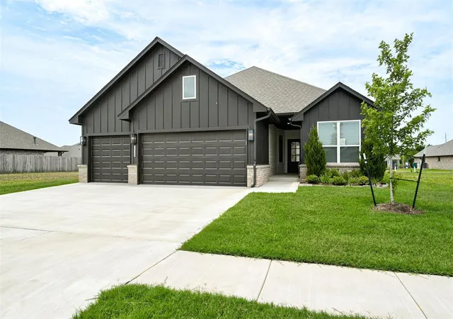 Photo 1 of Single family home for sale at 7713 Wilshire Woods Dr, Yukon, OK 73099 | MLS# 1233867 | Listing updated on 2026-09-23