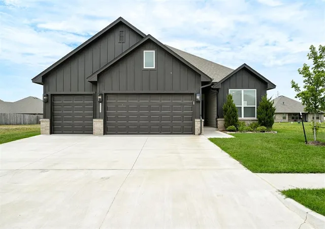 Photo 2 of Single family home for sale at 7713 Wilshire Woods Dr, Yukon, OK 73099 | MLS# 1233867 | Listing updated on 2026-09-23