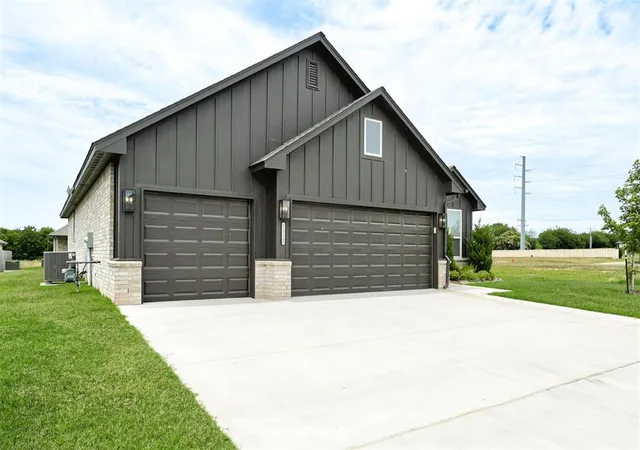 Photo 3 of Single family home for sale at 7713 Wilshire Woods Dr, Yukon, OK 73099 | MLS# 1233867 | Listing updated on 2026-09-23