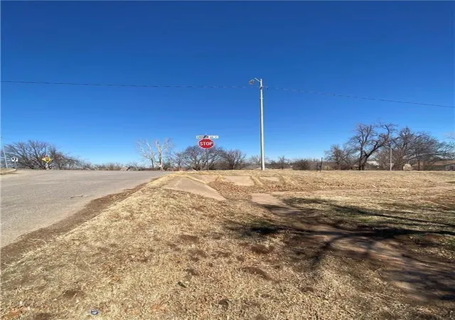 Homes for sale in Chickasha, OK | 1121 W Choctaw Ave, Chickasha, OK 73018 | MLS# 1233915