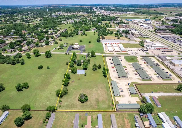 2nd image of 523 W Country Club Rd, Chickasha, OK 73018 | MLS# 1233931