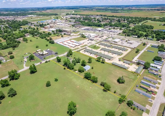 3rd image of 523 W Country Club Rd, Chickasha, OK 73018 | MLS# 1233931