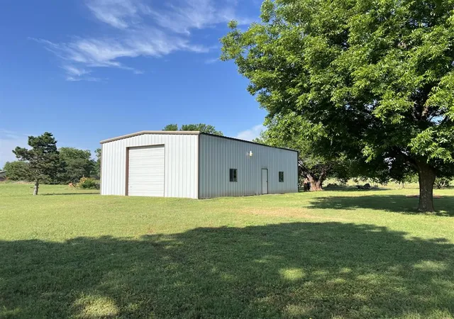 Photo 3 of Sale Pending at 523 W Country Clb Rd, Chickasha, OK 73018 | MLS# 1233931 | Listing updated on 2026-09-30