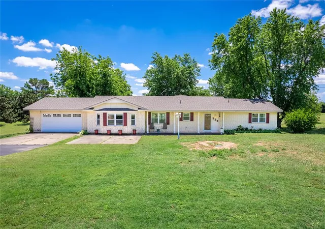 4th image of 523 W Country Club Rd, Chickasha, OK 73018 | MLS# 1233931