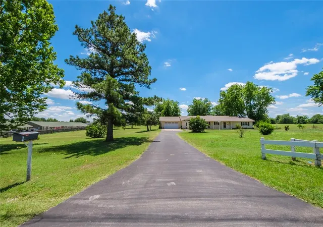5th image of 523 W Country Club Rd, Chickasha, OK 73018 | MLS# 1233931