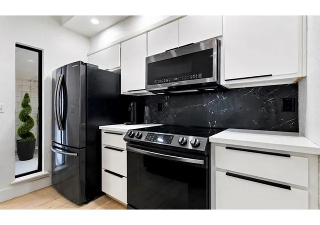 Listing Photo 4 - Condo for sale in building located at 931 NW 7th St, Oklahoma City, OK 73106 - Unit #206