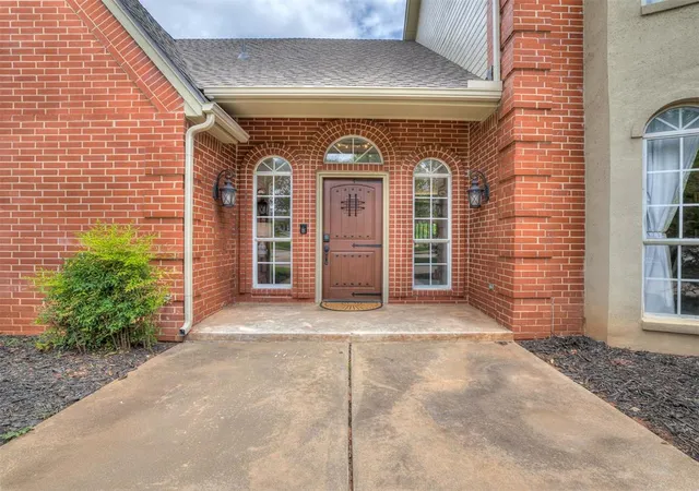 Photo 2 of Single family home for sale at 5621 Oak Tree Rd, Edmond, OK 73025 | MLS# 1234170 | Listing updated on 2026-08-13