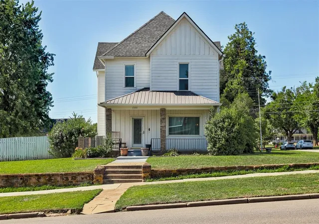 1st image of 1323 W Noble Ave, Guthrie, OK 73044 | MLS# 1234178
