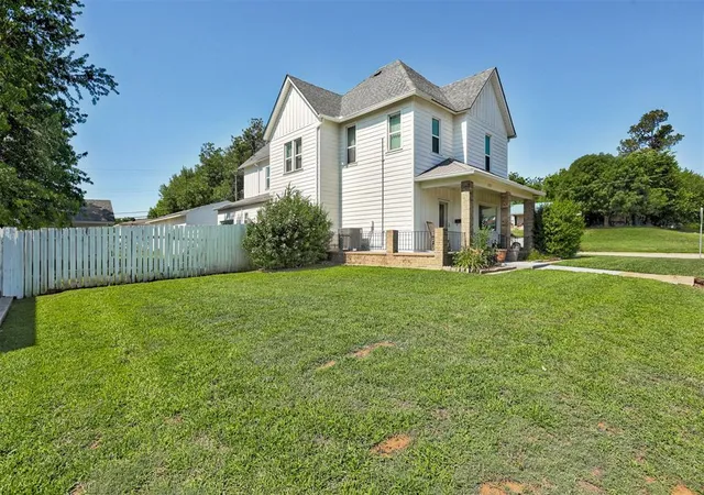 2nd image of 1323 W Noble Ave, Guthrie, OK 73044 | MLS# 1234178