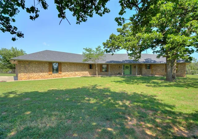 Homes for sale in Mc Loud, OK | 1 Horseshoe Ln, Mc Loud, OK 74851 | MLS# 1234199