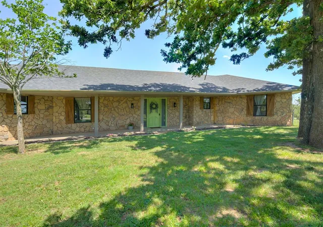 Homes for sale in Mc Loud, OK | 1 Horseshoe Ln, Mc Loud, OK 74851 | MLS# 1234199