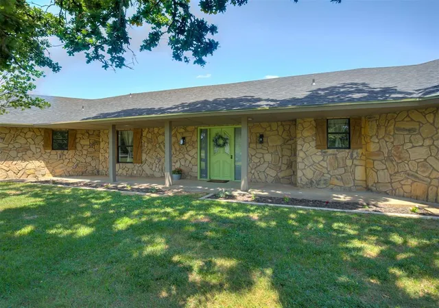 Homes for sale in Mc Loud, OK | 1 Horseshoe Ln, Mc Loud, OK 74851 | MLS# 1234199