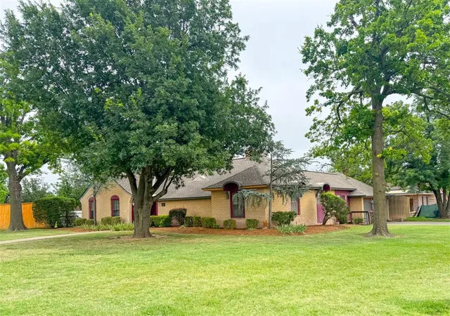Homes for sale in Nichols Hills, OK | 1816 Huntington Ave, Nichols Hills, OK 73116 | MLS# 1234261