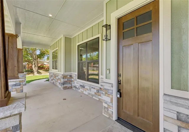 Photo 3 of Single family home for sale at 924 Hardin Dr, Norman, OK 73072 | MLS# 1234286 | Listing updated on 2026-10-07