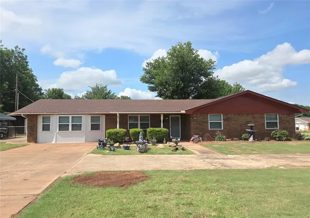 Homes for sale in Chickasha, OK | 702 W Country Club Rd, Chickasha, OK 73018 | MLS# 1234410