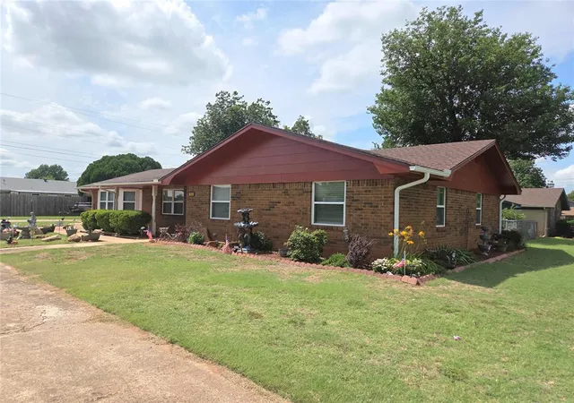 Homes for sale in Chickasha, OK | 702 W Country Club Rd, Chickasha, OK 73018 | MLS# 1234410