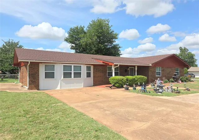 Homes for sale in Chickasha, OK | 702 W Country Club Rd, Chickasha, OK 73018 | MLS# 1234410
