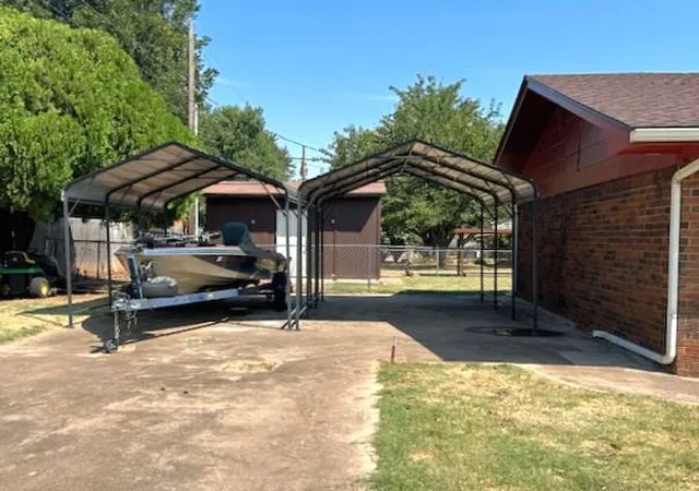 Photo 3 of Single family home for sale at 702 W Country Clb Rd, Chickasha, OK 73018 | MLS# 1234410 | Listing updated on 2026-09-27