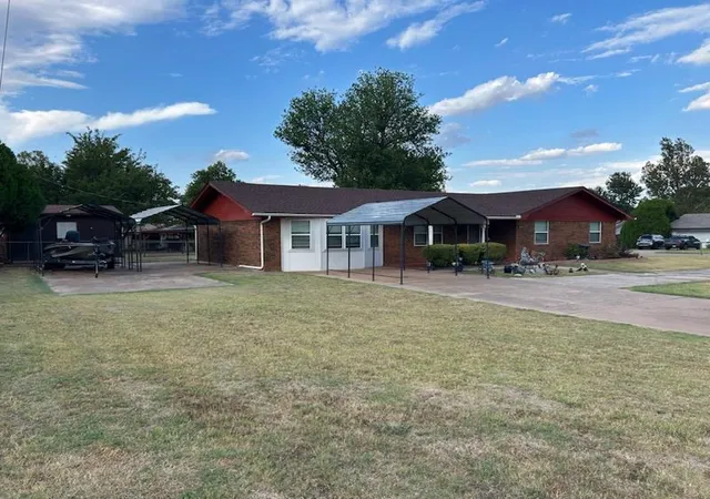 Photo 2 of Single family home for sale at 702 W Country Clb Rd, Chickasha, OK 73018 | MLS# 1234410 | Listing updated on 2026-09-27