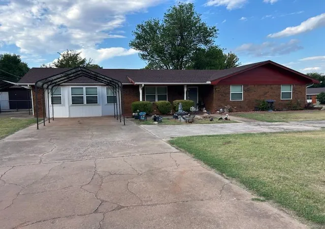 Photo 1 of Single family home for sale at 702 W Country Clb Rd, Chickasha, OK 73018 | MLS# 1234410 | Listing updated on 2026-09-27