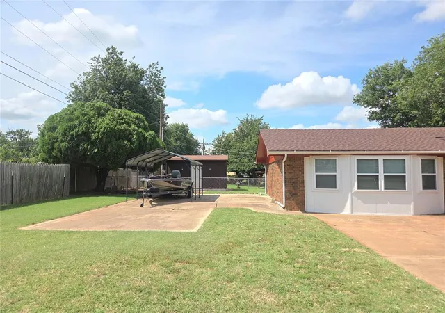 Homes for sale in Chickasha, OK | 702 W Country Club Rd, Chickasha, OK 73018 | MLS# 1234410