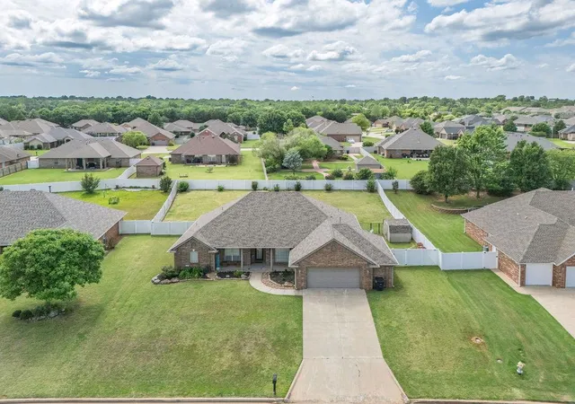 Photo 2 of Single family home for sale at 1712 Pecan Xing Dr, Shawnee, OK 74804 | MLS# 1234454 | Listing updated on 2026-07-22