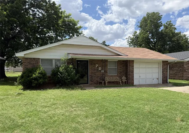 Homes for sale in Chickasha, OK | 726 S 2nd St, Chickasha, OK 73018 | MLS# 1234485