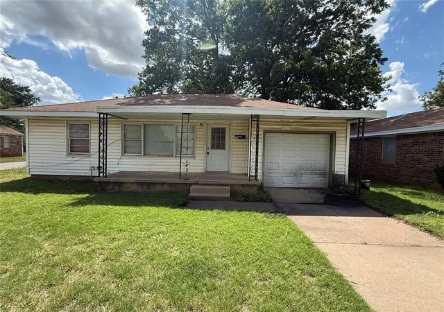 Homes for sale in Chickasha, OK | 728 S 2nd St, Chickasha, OK 73018 | MLS# 1234486