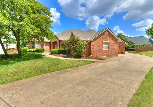 3rd image of 712 Fox Bend Trl, Edmond, OK 73034 | MLS# 1234499