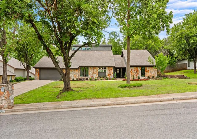 Photo 2 of Single family home for sale at 1708 Bunting Ln, Edmond, OK 73034 | MLS# 1234525 | Listing updated on 2026-10-09