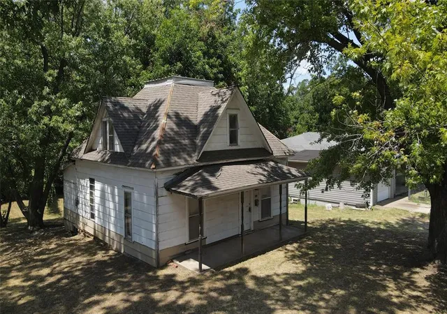 Photo 1 of Sale Pending at 324 N Cleveland Ave, Shawnee, OK 74801 | MLS# 1234550 | Listing updated on 2026-08-19