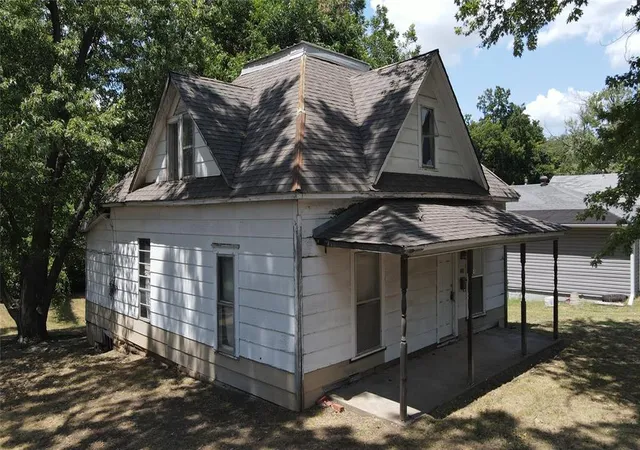 Photo 2 of Sale Pending at 324 N Cleveland Ave, Shawnee, OK 74801 | MLS# 1234550 | Listing updated on 2026-08-19