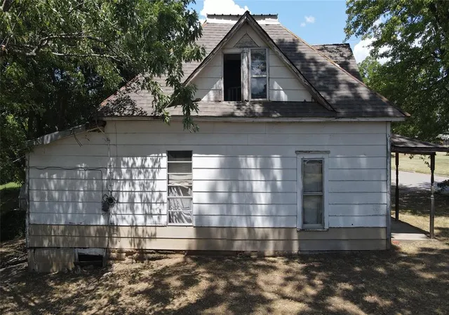 Photo 3 of Sale Pending at 324 N Cleveland Ave, Shawnee, OK 74801 | MLS# 1234550 | Listing updated on 2026-08-19