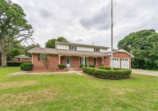 Photo 2 of Single family home for sale at 2909 Short Dr, Edmond, OK 73034 | MLS# 1234554 | Listing updated on 2026-09-06
