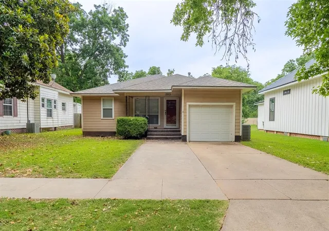 Homes for sale in Pauls Valley, OK | 205 Chestnut St, Pauls Valley, OK 73075 | MLS# 1234562