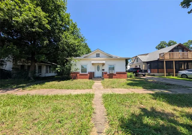 Homes for sale in Henryetta, OK | 814 W Broadway St, Henryetta, OK 74437 | MLS# 1234721