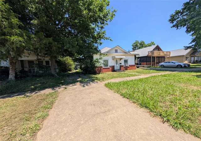 Homes for sale in Henryetta, OK | 814 W Broadway St, Henryetta, OK 74437 | MLS# 1234721