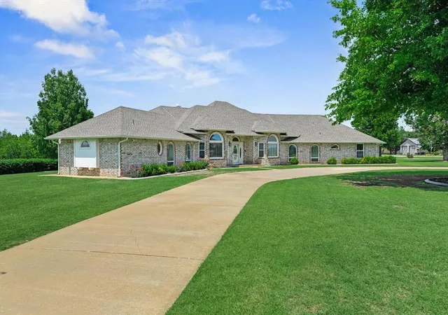 Photo 2 of Sale Pending at 4201 Saint Croix Dr, Edmond, OK 73025 | MLS# 1234770 | Listing updated on 2026-07-23