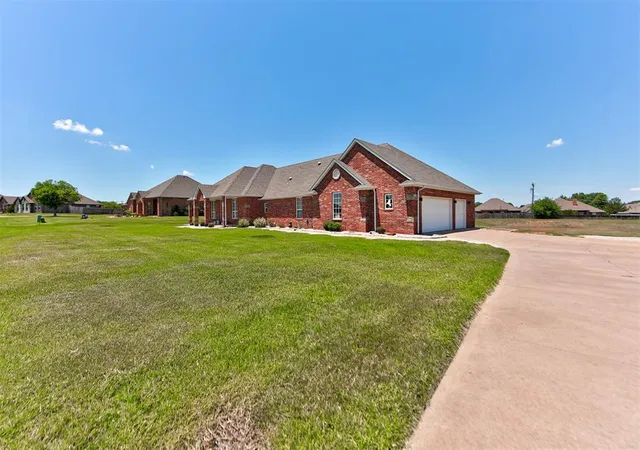 3rd image of 10501 Joseph Wy, Yukon, OK 73099 | MLS# 1234777