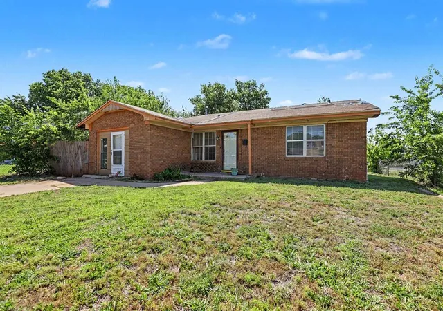 2nd image of 704 Ne Katherine Pl, Oklahoma City, OK 73114 | MLS# 1234803