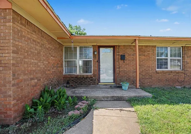 3rd image of 704 Ne Katherine Pl, Oklahoma City, OK 73114 | MLS# 1234803