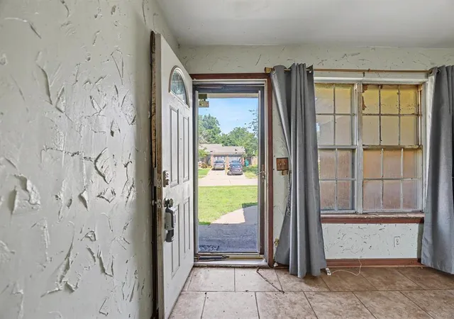 4th image of 704 Ne Katherine Pl, Oklahoma City, OK 73114 | MLS# 1234803