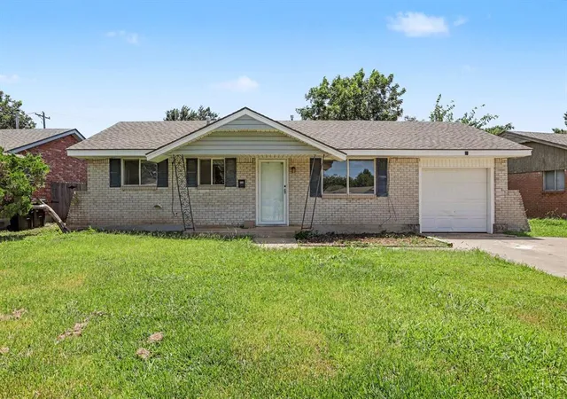 Homes for sale in Moore, OK | 956 Nw 6th St, Moore, OK 73160 | MLS# 1234849