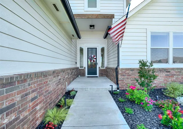 2nd image of 208 Braxton Wy, Yukon, OK 73099 | MLS# 1234870
