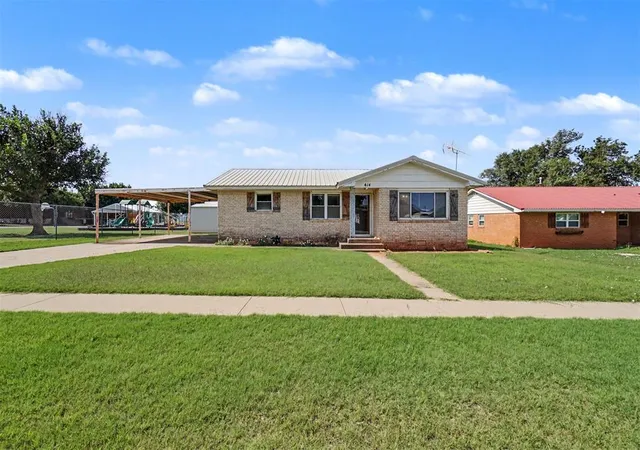 Homes for sale in Leedey, OK | 414 E Broadway St, Leedey, OK 73654 | MLS# 1234937
