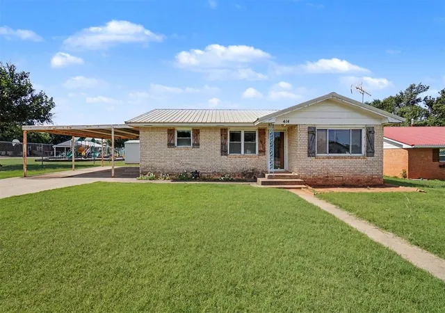 Homes for sale in Leedey, OK | 414 E Broadway St, Leedey, OK 73654 | MLS# 1234937