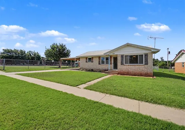 Homes for sale in Leedey, OK | 414 E Broadway St, Leedey, OK 73654 | MLS# 1234937