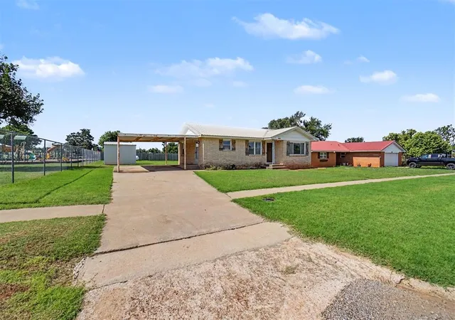 Homes for sale in Leedey, OK | 414 E Broadway St, Leedey, OK 73654 | MLS# 1234937