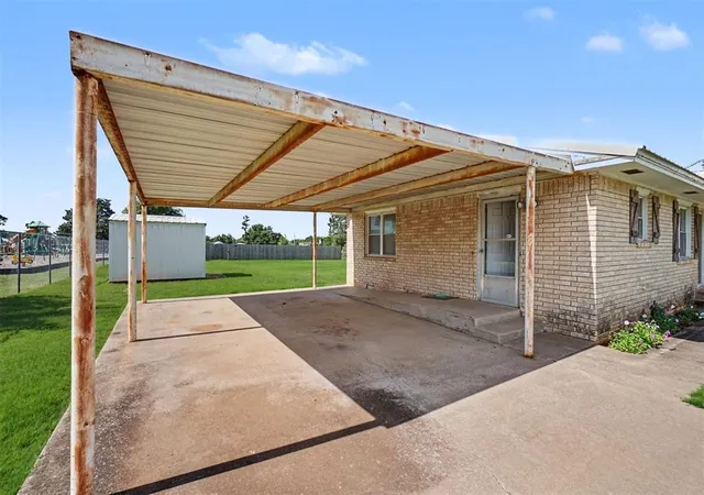 Homes for sale in Leedey, OK | 414 E Broadway St, Leedey, OK 73654 | MLS# 1234937