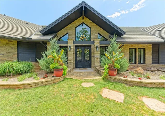 1st image of 1051 Rockland Rdg, Norman, OK 73026 | MLS# 1234960